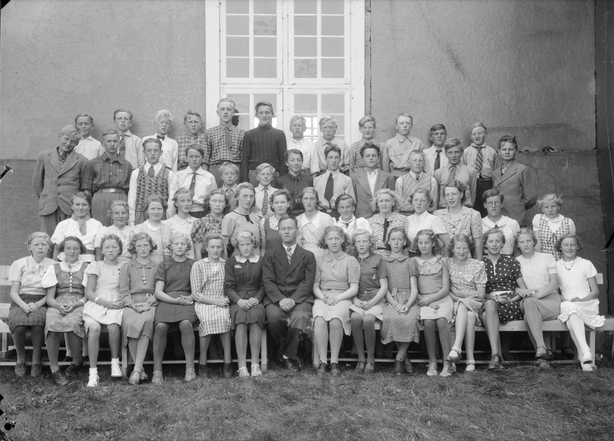Konfirmanter i Dovre 1939. Presten Ingvald Skaare midt i første rekke