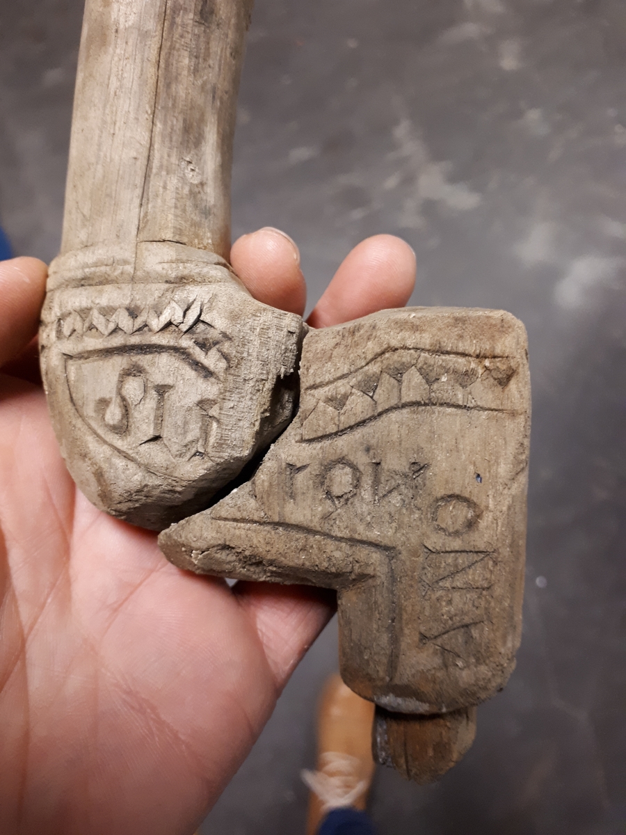 Bitar av en borrsväng med inskriptioner.