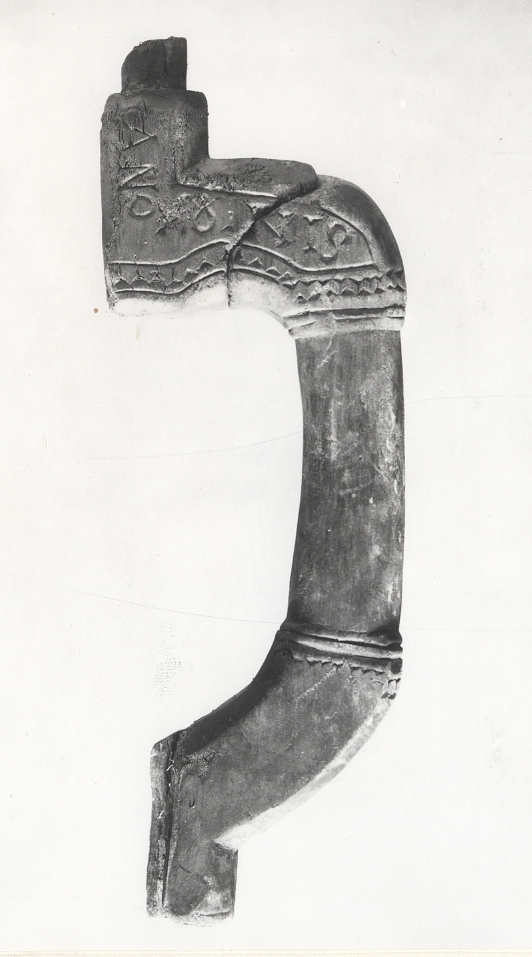 Bitar av en borrsväng med inskriptioner.