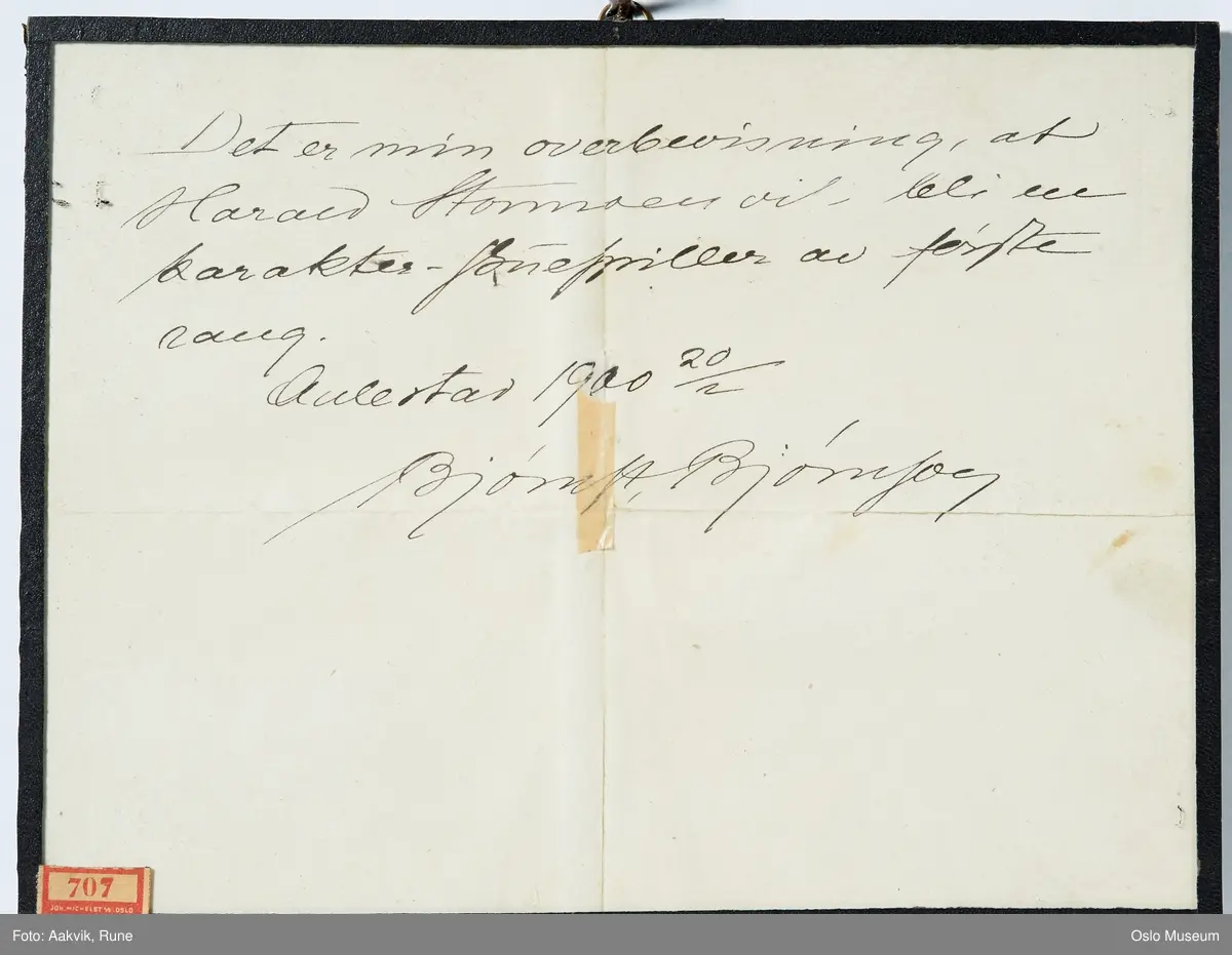 påklistret nummerlapp "707" forside - antagelig gammelt inventarnummer, ellers tekst på papir med signatur.