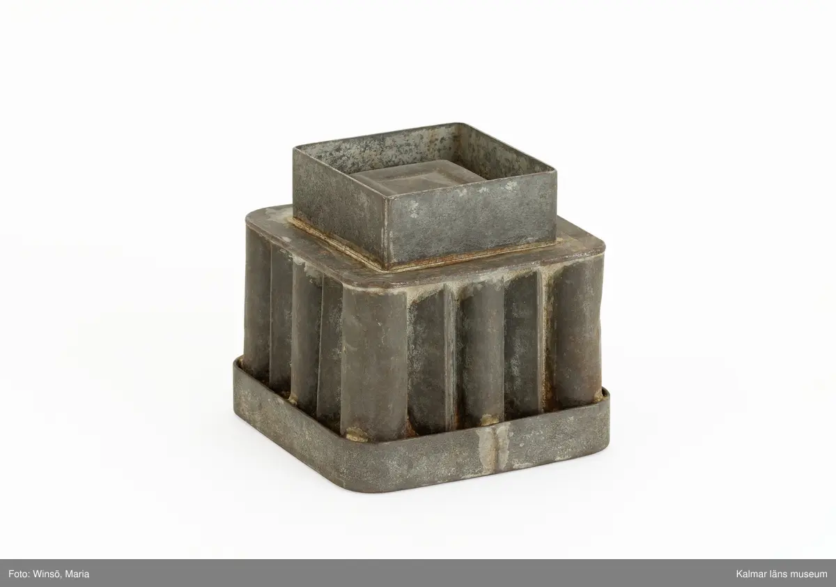 KLM 28437:52, Glassform, av tennplåt?, förtennad. Kub med längsgående räfflor på sidorna och kvadrater längst ner vid mynningen och på toppen.