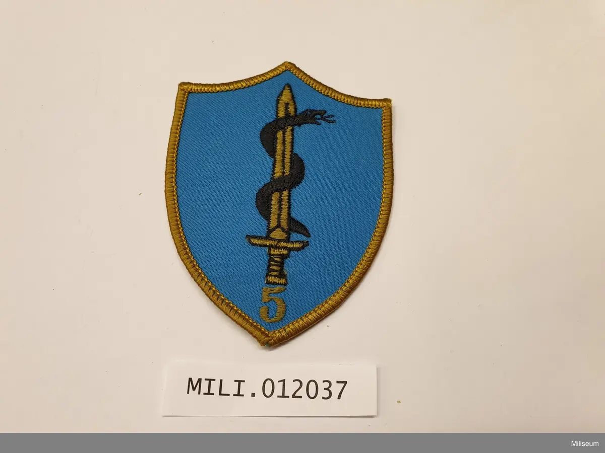 Tilläggstecken till fältuniform m/1959 för plutonchef vid Ing.1 Sjukvårdspluton, utbildningsår 1979 fastsydd på "armlett". Första tilläggstecknet i Sverige.