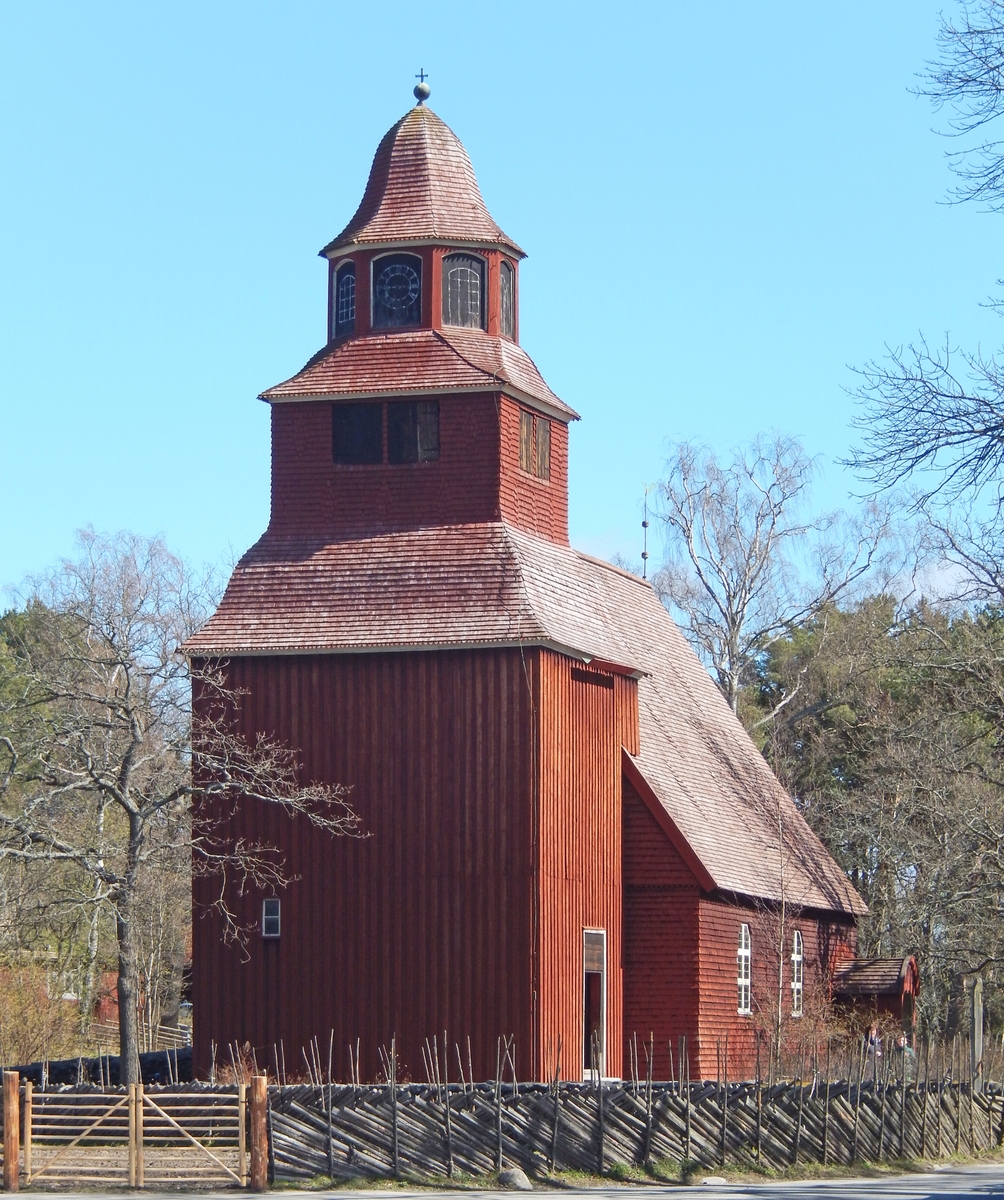 Seglora kyrka på Skansen har ett enskeppigt långhus med tresidigt kor, ett torn i väster samt en sakristia intill korets östra vägg. Grunden är av kallmurad sten. Yttertaket är ett högt och brant sadeltak. Såväl taket som långhusets väggar är klädda med ekspån som rödfärgats. Takets nedersta spånskift är lagt med spetsad spån och i takfallet är ett antal sådana spetsade spån lagda så att de bildar mönster av rombiska rutor. På östra taknocken över koret sitter en järnspira med två klot av koppar och en vindflöjel i form av en tupp.

Tornets grund är av kallmurad sten. Fasaden är klädd med rödfärgad stående panel. Planformen är rektangulär i det nedre partiet, men i höjd med taknocken före övergången till tornhuven är väggarna hopdragna till kvadratisk plan genom karnisformiga takfall. I denna våning finns klockstolar för två klockor samt dubbla gluggar med svartmålade luckor åt alla fyra sidorna. Klockorna kommer från Värings kyrka i Västergötland, en större från 1300-talet samt en mindre, gjuten år 1759. Kyrktornets överdel består av en åttsidig lanternin med målade urtavlor och blindfönster samt allra överst en likaledes åttsidig huv med mjukt svängda takfall. Tornet kröns av en glob med kors av förgylld koppar.