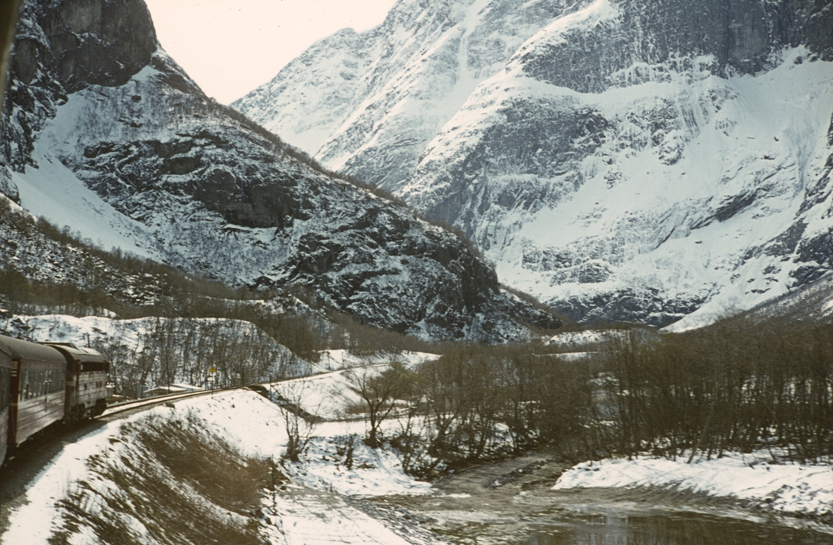 Underveis fra Åndalsnes til Dombås med dagtoget til Oslo Ø, tog 352.