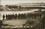 Gruppfoto av militärer vid Ljusnan, strax sydöst om Ljusdal.