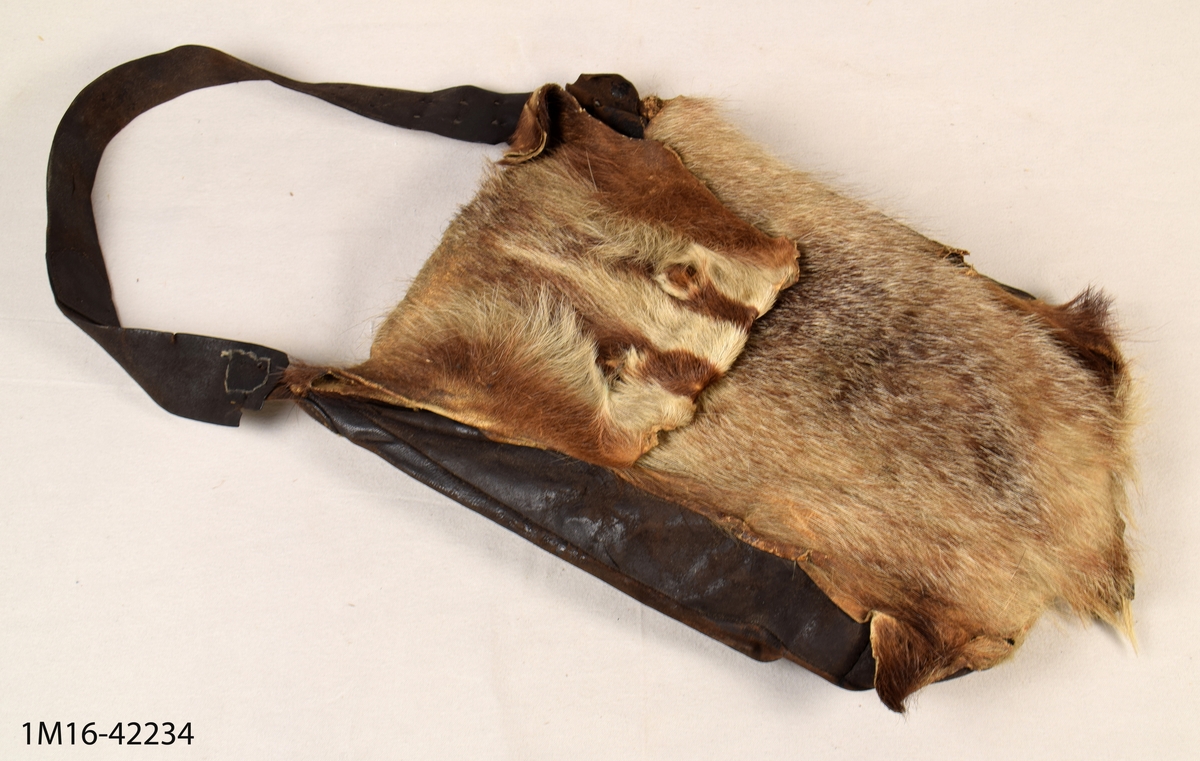Enl liggare: " Jaktväska, med grävlingsskinn, i övrigt läder, djup"