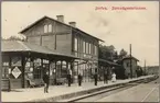 Personal vid Järva station.