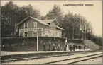 Resande vid Långban station.