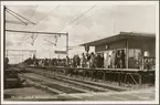 Väntande resande på Saltsjö-Järla station.