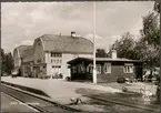 Spårsida av station med resande och växel.