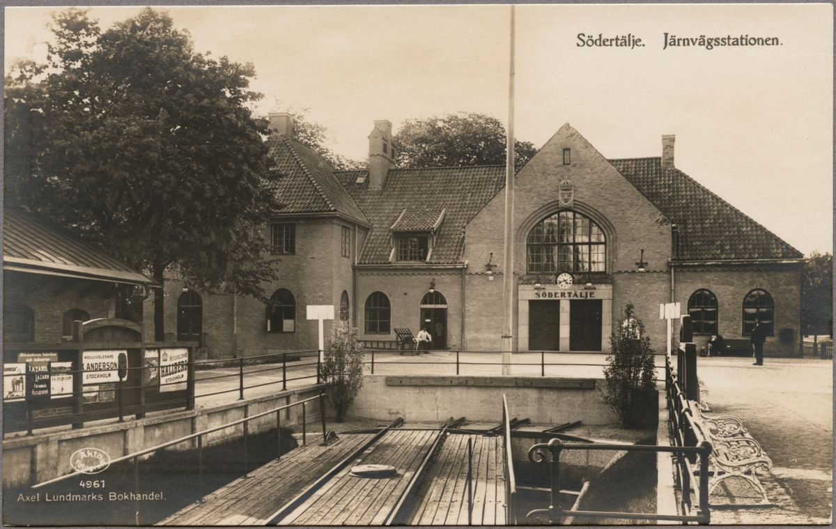 Vändskiva vid stationsområde med stationshus i bakgrunden.