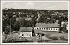 Vy på stationsområde och stad.