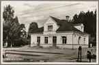 Spårsida av station med väg i bakgrunden.