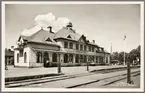 Stationsområde med vy på perrong och stationshus.