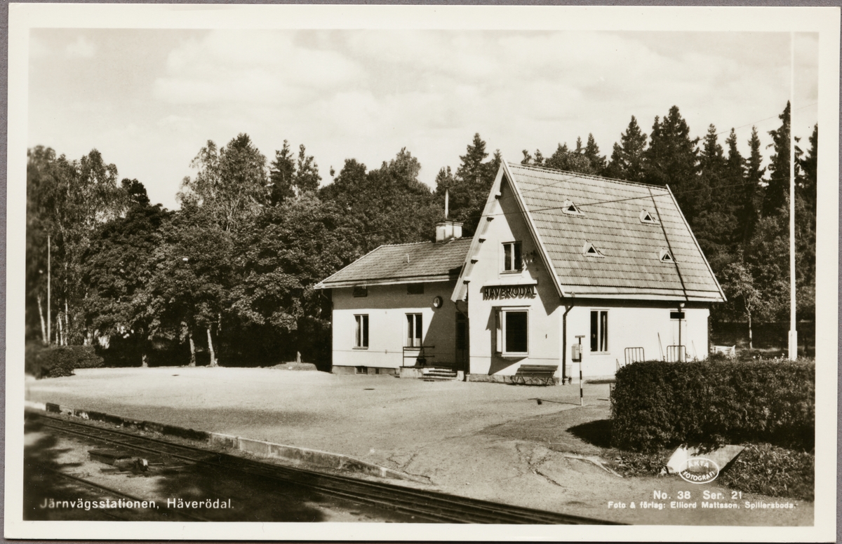 Vy på stationshus och perrong.