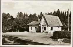 Vy på stationshus och perrong.