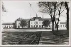 Uppsala centralstation och spårvagnsspår sedd från gatusidan.