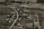 Flygfoto över Håby samhälle med kyrka och järnväg.