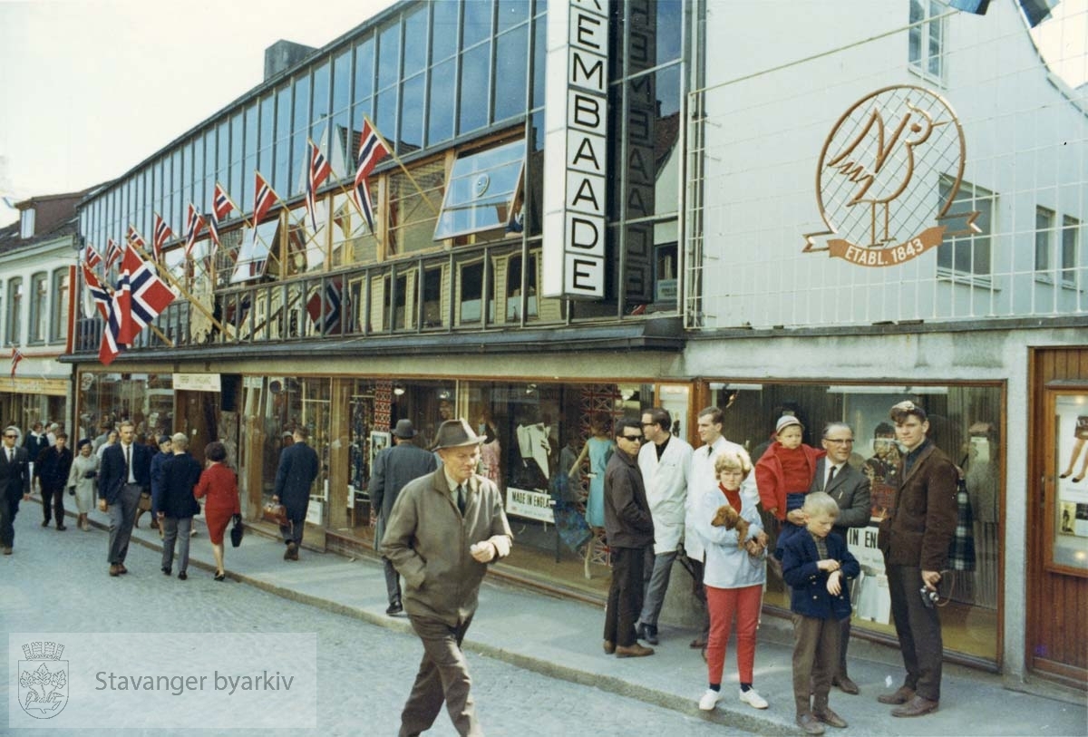 Folkeliv utenfor butikken i forbindelse med Gateway to Britain week? Utskilt fra PA293.