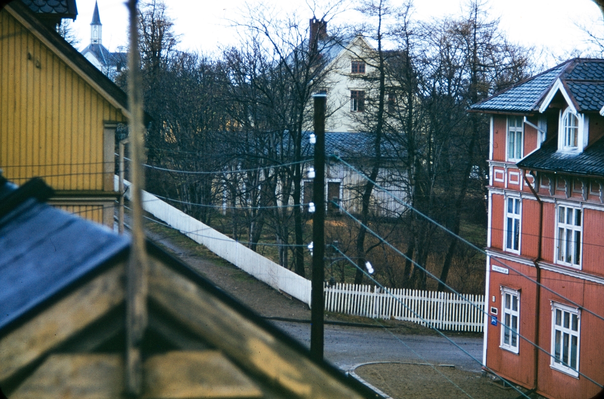 Torolv Kveldulvsongs gate i Sandnessjøen. Kirka skimtes i bakgrunnen.