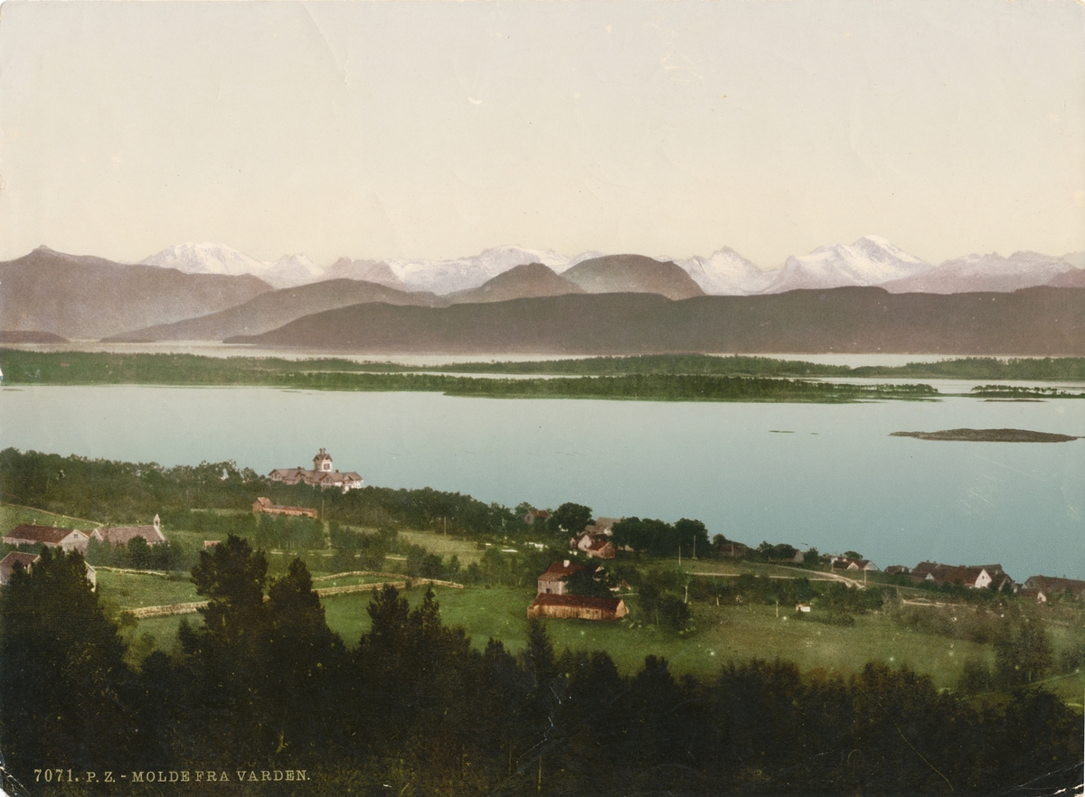 Postkort av fjordlandskap i Møre og Romsdal.