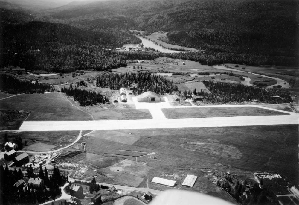 Flyfoto av Hattfjelldal flyplass 1948.