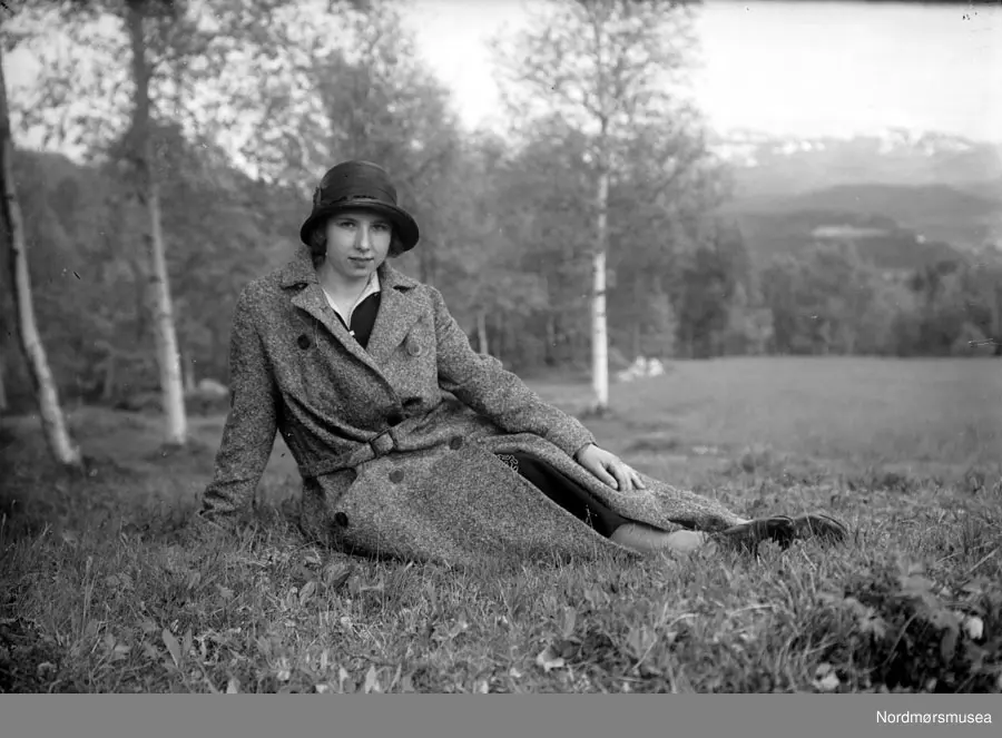Slåttekar. Sunndal? landbruk, gras, gress, høy, for. Datering er ukjent, men trolig omkring 1930. Fra Nordmøre museums fotosamlinger, Myren-arkivet