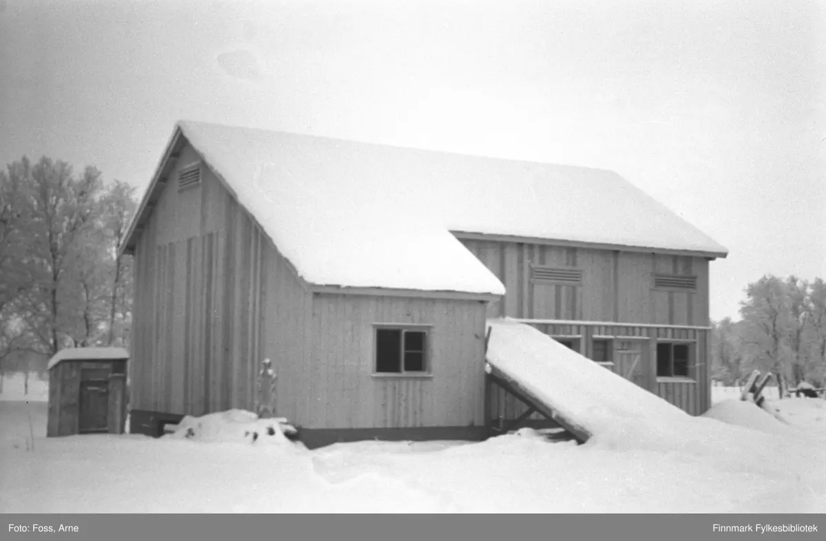 Fire bilder av et fjøs i Bonakas i Tana, november-desember 1946. (FBib.96005-221, FBib.96005-222, FBib.96005-223, FBib.96005-214).