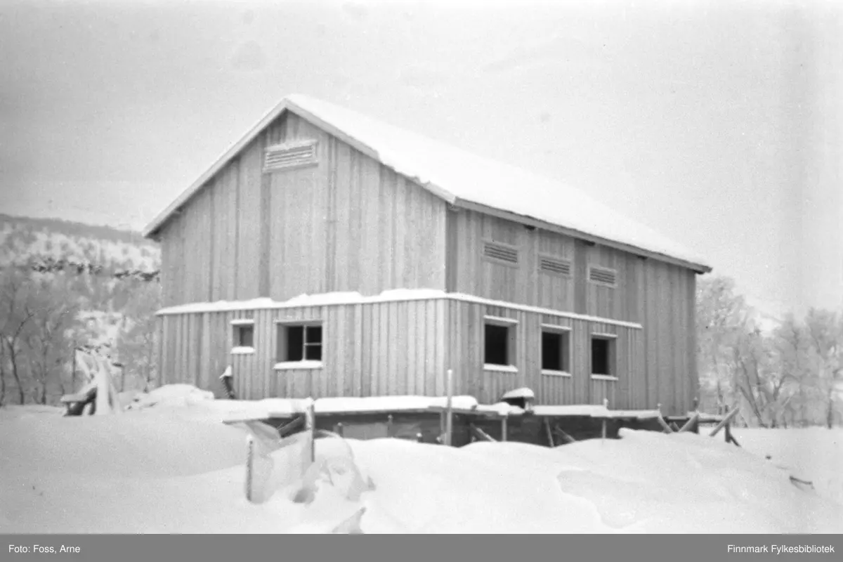 Fire bilder av et fjøs i Bonakas i Tana, november-desember 1946. (FBib.96005-221, FBib.96005-222, FBib.96005-223, FBib.96005-214).