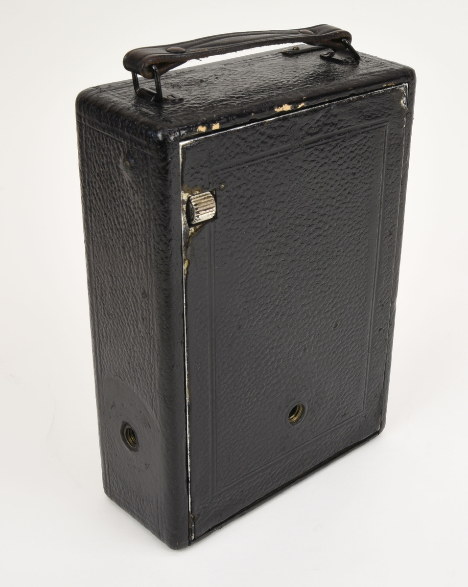 En bälgkamera (:3) som tar glasnegativ i storlek 9 x 12 cm och dess tillhörande kameraväska (:4).

Kamerakroppen är gjord av trä men själva kamerakomponenterna är gjorda av metall och glas. Objektivet är ett Carl Zeiss Jena av Tessar modell 65mm f 4,5. Slutaren av typen Compur. Kameran är utvändigt klädd med konstläder.

Kameraväskan (:4) verkar bestå av pappskivor som är klädda med svart konstläder. Invändigt är den klädd med röd textil. Väskan har ett enklare lås av metall.