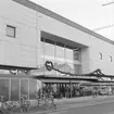 Likt många svenska städer fick Linköping på 1960-talet ett stort och centralt placerat varuhus. I de flesta fall var det ett Domus ur Koperativa Förbundets varuhuskedja som uppfördes. För Linköpings del omdanades området radikalt. Den stora byggnaden kom närmast att täcka kvarteret Disponenten och det som blev kvar efter saneringen blev utlagt till torg. Bilden visar varuhusets fasad mot Repslagaregatan.