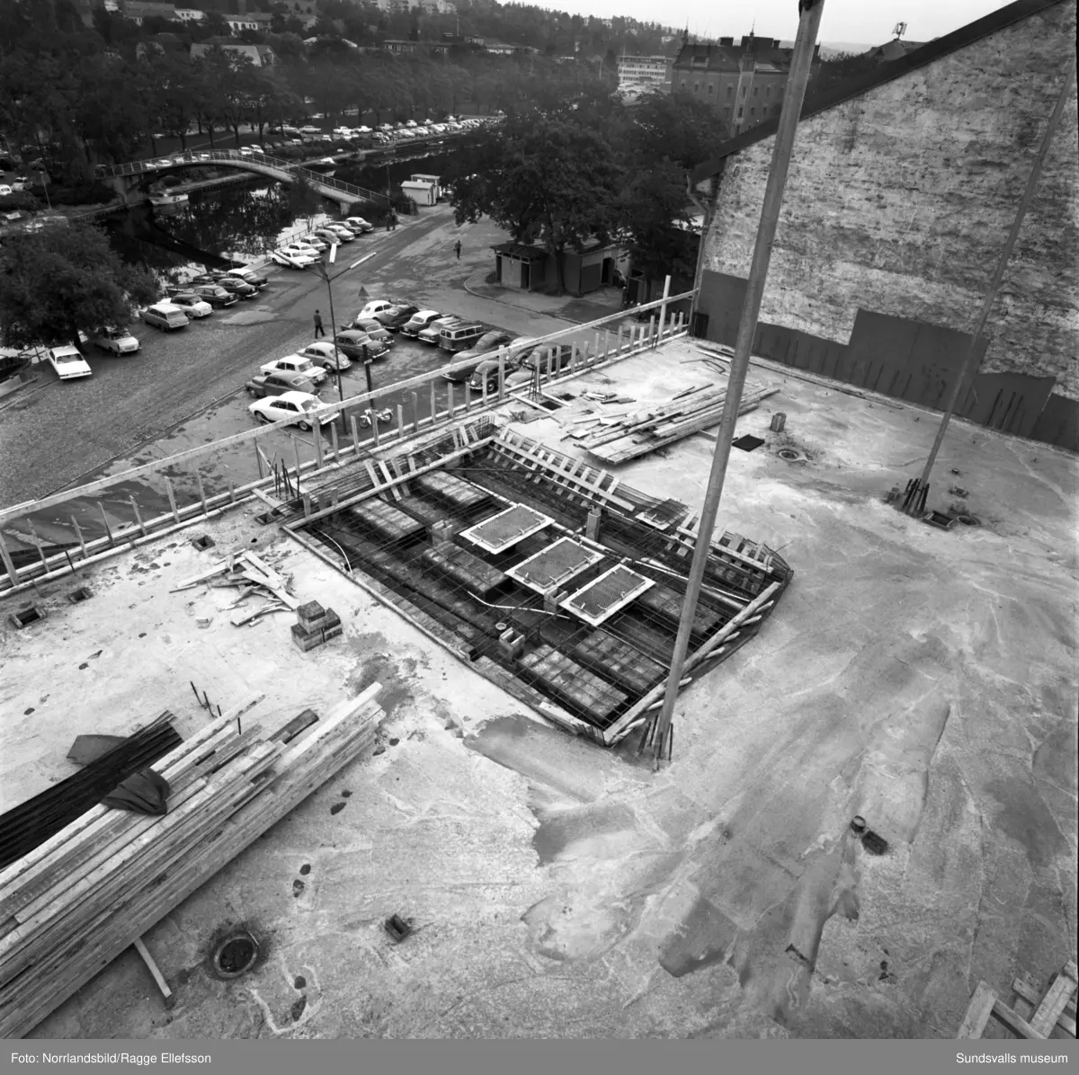 Bygget av varuhuset Tempo i kvarteret Glädjen växer fram. Varuhuset invigdes i augusti 1966.
