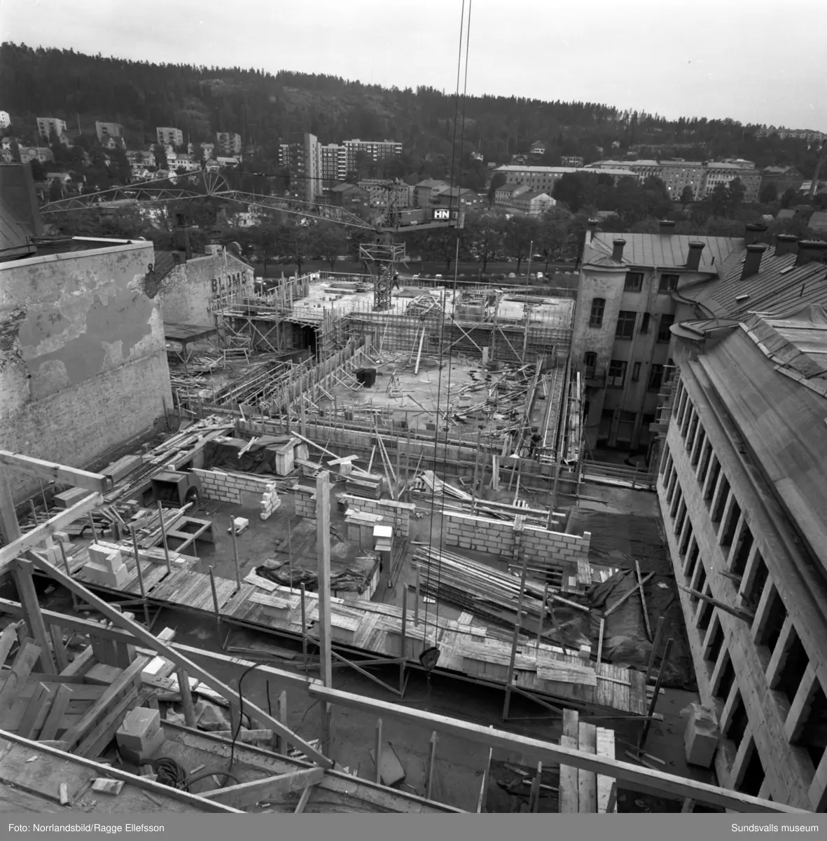 Bygget av varuhuset Tempo i kvarteret Glädjen växer fram. Varuhuset invigdes i augusti 1966.