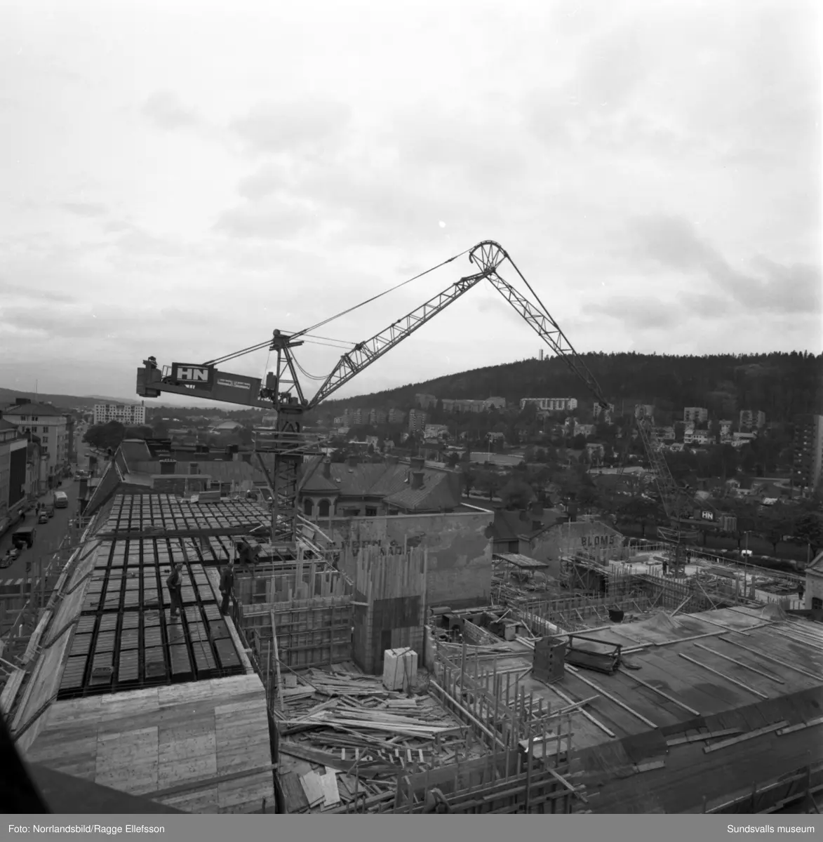 Bygget av varuhuset Tempo i kvarteret Glädjen växer fram. Varuhuset invigdes i augusti 1966.