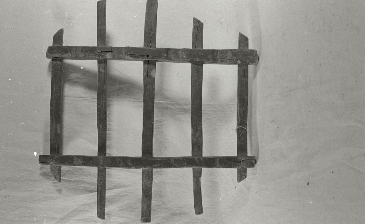 Bjørk, tappet, svart av bruk, to labanker, fem tverrspiler.