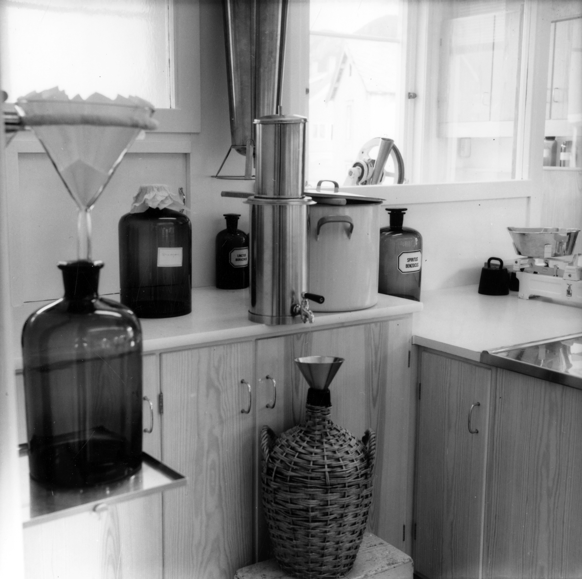 Hemne apotek 1962, fra laboratoriet