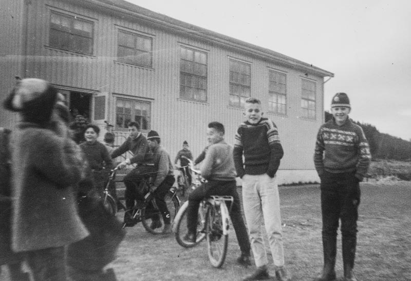 Leirfjord, Leland. Glimt fra skolegården. Lek i friminuttet utenfor Leland skole, "nyskolen" (nå kulturhus). Svein..... og Gunnar..... er i forgrunnen.