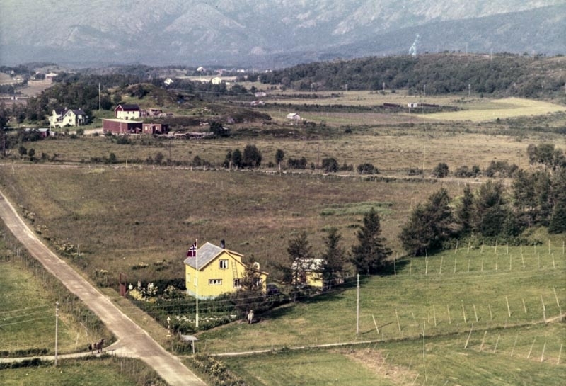 Leirfjord, Nedre-Leland. Trudvang - hjemmet til Herdis Holm (g. Apeland), far Eivind Holm (lærer) og mor Helga Holm etter at de flyttet fra Gammelskolen (nå museum) på Leland, på begynnelsen av 1950-tallet.
Bildet er brukt i Leirfjordkalenderen - mai 2016