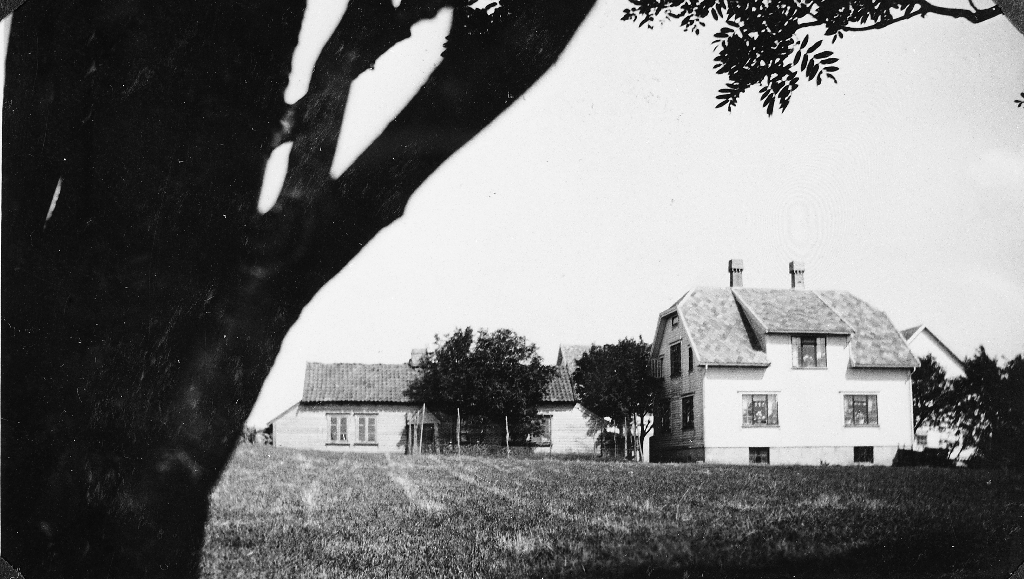 Til venstre den gamle Lendestova like før flytting til Norsk Folkemuseum på Bygdøy. Til høgre det nye heimehuset på Lende bnr. 7.