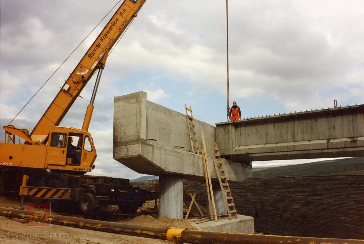Betongbjelken er kommet på plass på bilde 1 og 2.