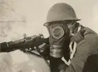 Bilder från stormsoldatskolan våren 1924, eldgivning med gasmask.