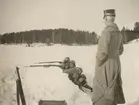 Bilder från stormsoldatskolan våren 1924, eldgivning med gasmask..