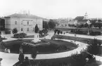 Carl Johans park i Norrköping. Det första kända namnet för platsen var Saltängstorget som härleder till det torg som skall ha funnits här sedan 'Nya staden' på Saltängen anlades i början av 1600-talet. I samband med avtäckningen av Carl XIV Johan statyn 1846 döptes torget om för att hedra den nyss avlidne kungen. Torget blev Karl Johans park 1887 efter en donation från konsul John Philipsson. Sedan 1999 heter platsen Carl Johans park och den hade sedan tidigare blivit ihopslagen med Järnvägsparken. 
Till vänster ses Kungliga Telegrafstationen som revs 1910, notera masterna på taket. På andra sidan strömmen syns byggnader inom kvarteret Varvet med Hotel Bellevue på den plats där Grand hotell kommer byggas 1906.