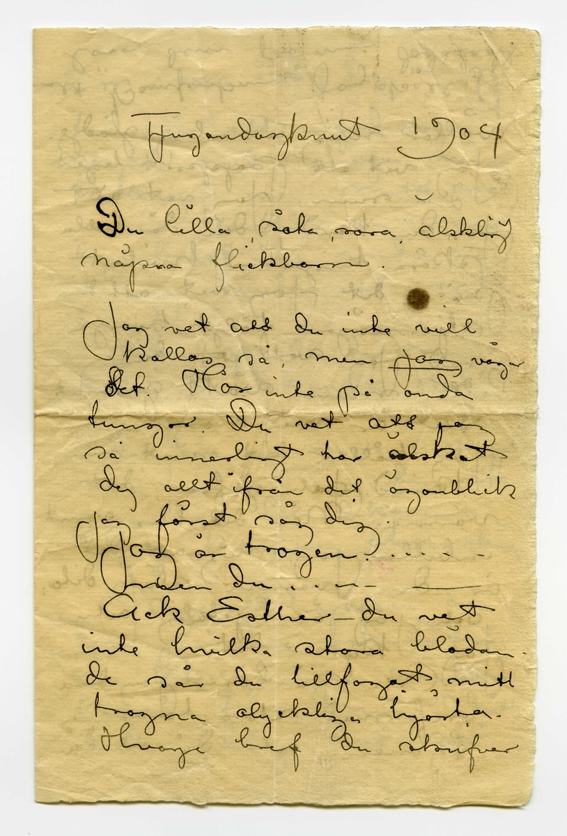 Brev Tjugondagknut 1904 från John Bauer till Ester Ellqvist, bestående av fyra sidor skrivna på bägge sidor av ett vikt pappersark. Huvudsaklig skrift handskriven med bläck. På andra sidan är en bläckfläck som gått igenom arket till första sidan. 
.
BREVAVSKRIFT:
.
[Sida 1]
Tjugondagknut 1904
.
Du lilla, söta, rara älsklig
näpna flickbarn.
.
Jag vet att du inte vill 
kallas så, men jag vågar
det. Hör inte på onda
tungor. Du vet att jag
så innerligt har älskat
dej allt ifrån det ögonblick
jag först såg dig.
Jag är trogen……
men du… -
Ack Esther – du vet
inte hvilka stora blödan-
de sår du tillfogat mitt
trogna olyckliga hjärta.
Hvarje bref du skrifver
.
[Sida 2]
vållar mig innerlig glädje.
Jag vet att pappret legat
i ditt rum. Jag vet att 
[överstruket: Ja-] din hand, den där lilla 
skära tingesten hvilat
på det. Jag vet att dina
stjärneögon följt hvarje
rad. Jag vet att din
lilla mun vätt g—mit[?].
Det är mej nog.
Jag håller det mot min
kind och gifver det
värme. När det blir varmt
inbillar jag mig att det
är din varma släta dito,
och jag är lycklig och
jag kysser det.
Och så läser jag dina
bref med stora tårar i
ögonen, och då och då
.
[Sida 3]
tränger ett infödinga
spjut med många, många 
hullingar in i mitt onda,
men kraftiga och man-
liga bröst, och vrides om-
kring så där ett par tre
hvarf.
Hvi gjorde du mig
detta du lekande sol
på guld.
Det där var vackert skrfvet
eller hur? Tror du inte 
jag kan bli diktarare.
Ljuga kan jag åtminståne
.
Jag vill hoppas och 
tro på din oskuld förty
”Du skall ingen anndre
kyssa före mig. Måtte
detta heliga bud stå
.
[Sida 4]
för dig i eldskrift dagelig
och stundeligen att du
aldrig, aldrig måtte
glömma det. – Ja
jag kommer förrästen
snart upp och sedan
--- ja --- sedan ska
du naturligtvis fortsätta
med att bara kyssa mej.
Din ”Grubblande profil”
har jag satt inom glas
med hvit ram. Den
hänger nu bland mina
Dürrerska kopparstick
    God natt
    Lucia
    John
P.S. Axel ska du inte hata
inte men si Pelle, hata, ho-
nom, hata, hata. dä a en 
farlig karl.
låt bli honnom
.
[Upp och ner över sida 2 och 3]
Dina bref ligga alla i ett gamalt kamferskrin. Jag skall
läsa dem på min dödsbädd