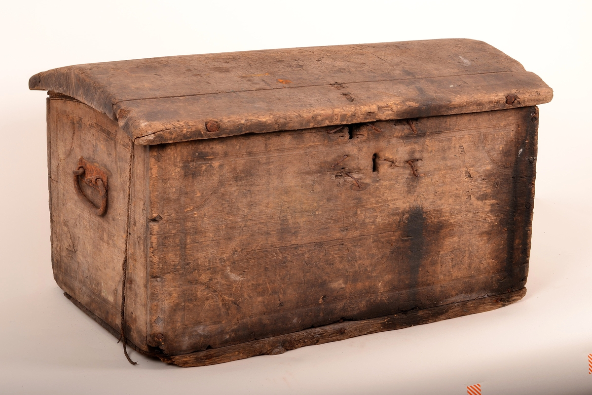 Kista har lokk som har løsnet fra kista. Hengslene er falt av, og det er nyere spiker spikret inn i hullene til hengslene. Litt av treverket er borte i hengselområdet på kista.  Kistelokkets underside har spor i seg, som omslutter veggendene i kistas åpning. Kistelokket er lagd av nesten et helt stykke tre. Ytterst i lokkets lengderetning er lokket forlenget med tilsvarende trevirke. Lokket er brukt som skjærefjøl, og har merker etter kniv.
Kista har avrundede kortvegger som passer formen på lokket. Kista har et stort rom, men vegg etter ei lita skuff eller hylle i høyre del av kista. 
Utvendig har kista innfrest mønster på alle vegger. Veggene er festet til hverandre med trenagler. I ene håndtaket henger et merke i tre, men skrift kan ikke ses. Fra innsiden, festet i en spiker, henger rester etter ei flaggline som trolig har fungert som "lokkbrems".. 
Kista er noe ødelagt i botn. Det gjelder hjørnene. 
Låsen er spikret fast fra innsiden, men gjennomgående spiker, som er banket flat på utsiden. Trolig er låsen sekundær. 
Orignale rester etter hengsler og bærehåndtak er store, grovt smidd, og bærer preg av å være heimsmidd. 
Kista er noe misfarget utvendig av stoff med tjærelignende farge. Kista har et fargestoff i botn, med farge kongeblått.