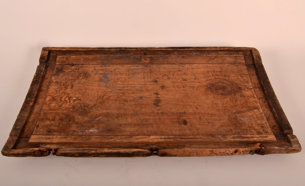 Kista har lokk som har løsnet fra kista. Hengslene er falt av, og det er nyere spiker spikret inn i hullene til hengslene. Litt av treverket er borte i hengselområdet på kista.  Kistelokkets underside har spor i seg, som omslutter veggendene i kistas åpning. Kistelokket er lagd av nesten et helt stykke tre. Ytterst i lokkets lengderetning er lokket forlenget med tilsvarende trevirke. Lokket er brukt som skjærefjøl, og har merker etter kniv.
Kista har avrundede kortvegger som passer formen på lokket. Kista har et stort rom, men vegg etter ei lita skuff eller hylle i høyre del av kista. 
Utvendig har kista innfrest mønster på alle vegger. Veggene er festet til hverandre med trenagler. I ene håndtaket henger et merke i tre, men skrift kan ikke ses. Fra innsiden, festet i en spiker, henger rester etter ei flaggline som trolig har fungert som "lokkbrems".. 
Kista er noe ødelagt i botn. Det gjelder hjørnene. 
Låsen er spikret fast fra innsiden, men gjennomgående spiker, som er banket flat på utsiden. Trolig er låsen sekundær. 
Orignale rester etter hengsler og bærehåndtak er store, grovt smidd, og bærer preg av å være heimsmidd. 
Kista er noe misfarget utvendig av stoff med tjærelignende farge. Kista har et fargestoff i botn, med farge kongeblått.