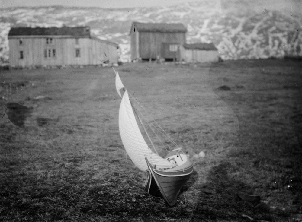 Leirfjord, Ulvangen, Myrvang. Kornelius Myrvang sin modell av en fembøring. Fotografert nedenfor husene på Myrvang.