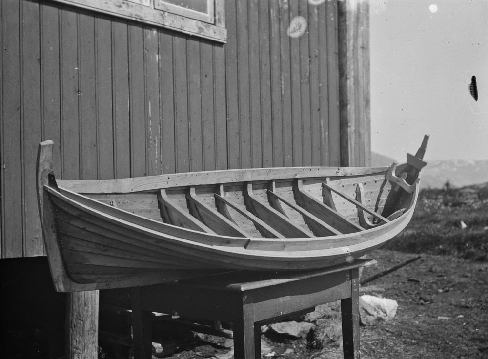 Leirfjord, Ulvangen, Myrvang. Kornelius Myrvang sin modell av Nordlandsfembøringen utenfor huset på Myrvang.
