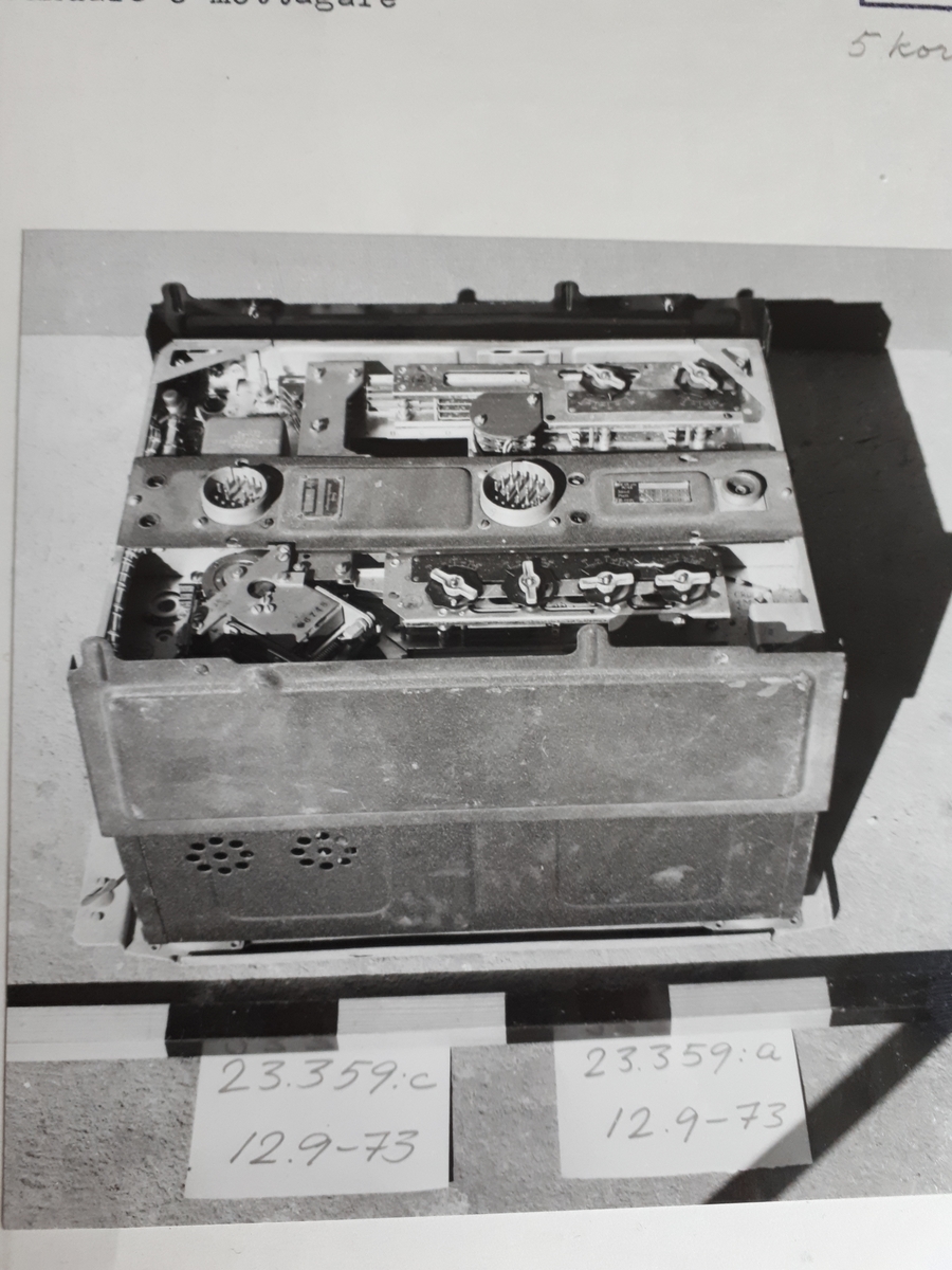 Kommunikationsradio: radiosändare och mottagare i 9 delar från ubåten Sjöhästen byggd 1940. Del C avser monteringsram, under A.