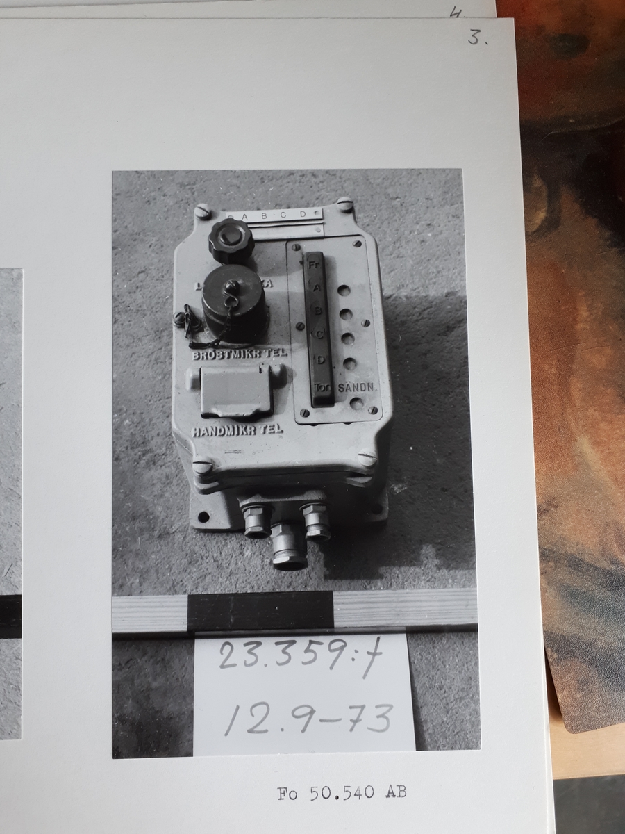 Kommunikationsradio: radiosändare och mottagare i 9 delar från ubåten Sjöhästen byggd 1940. Del F avser manöverbox.
